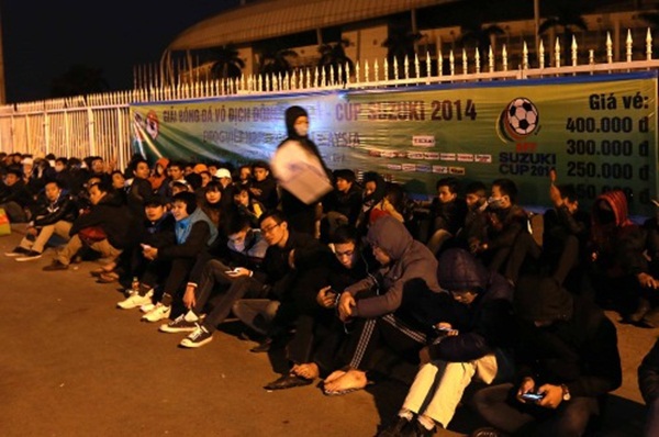 Dòng người dài hàng trăm mét, xếp hàng từ đêm mua vé trận Việt Nam - Malaysia 2