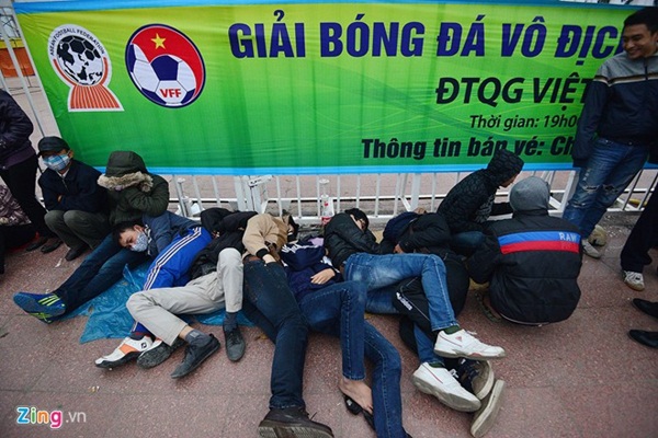Dòng người dài hàng trăm mét, xếp hàng từ đêm mua vé trận Việt Nam - Malaysia 6