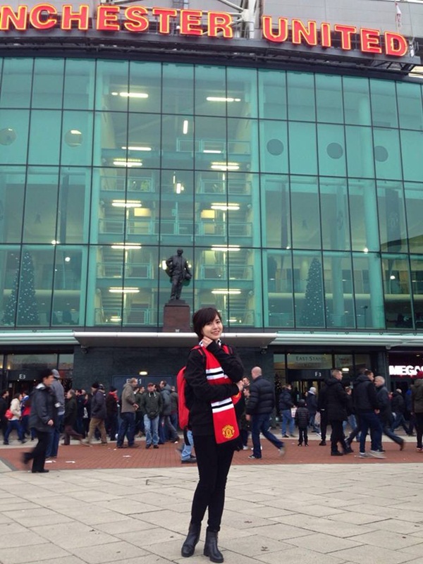 Nữ sinh Việt "tỏa sáng" trên sân Old Trafford của Man United 2