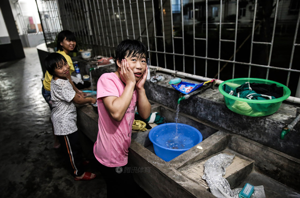 Cận cảnh cuộc sống cơ cực của trẻ em làng cử tạ Trung Quốc 18