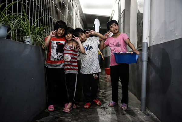 Cận cảnh cuộc sống cơ cực của trẻ em làng cử tạ Trung Quốc 19