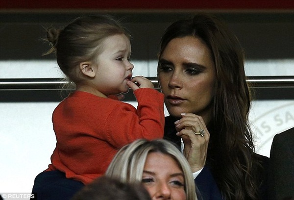 Victoria Beckham tiết lộ b&eacute; Harper rất "kho&aacute;i" l&agrave;m m&oacute;ng điệu đ&agrave; 1