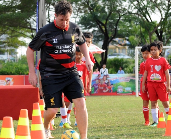 David Beckham v&agrave; những cựu danh thủ tới thăm Việt Nam trong năm 2014 16