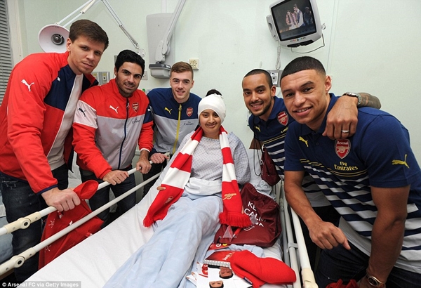 Sao Arsenal hóa "Ông già Noel" đi tặng quà trẻ em tại bệnh viện 3