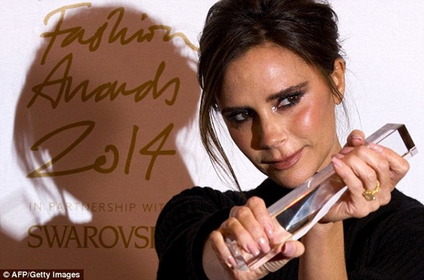 Victoria Beckham tiết lộ bé Harper rất "khoái" làm móng điệu đà 4