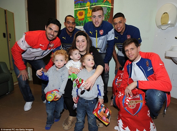 Sao Arsenal hóa "Ông già Noel" đi tặng quà trẻ em tại bệnh viện 4
