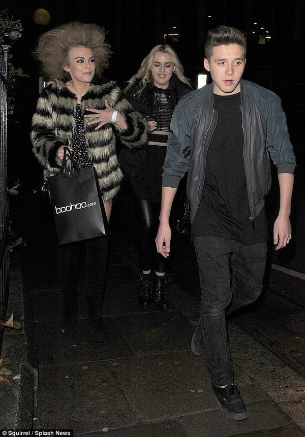Brooklyn Beckham vui vẻ đi chơi đ&ecirc;m với bạn g&aacute;i lạ mặt 1