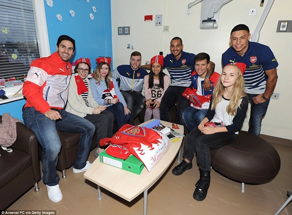 Sao Arsenal hóa "Ông già Noel" đi tặng quà trẻ em tại bệnh viện 5