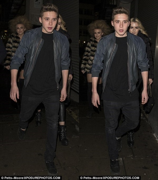 Brooklyn Beckham vui vẻ đi chơi đ&ecirc;m với bạn g&aacute;i lạ mặt 2