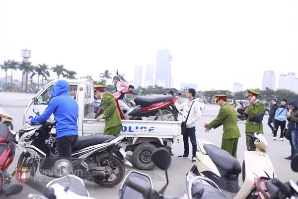 Dòng người dài hàng trăm mét, xếp hàng từ đêm mua vé trận Việt Nam - Malaysia 5