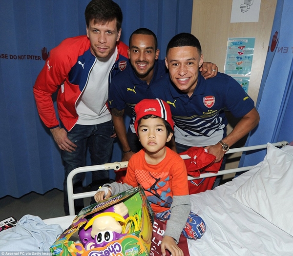 Sao Arsenal hóa "Ông già Noel" đi tặng quà trẻ em tại bệnh viện 6