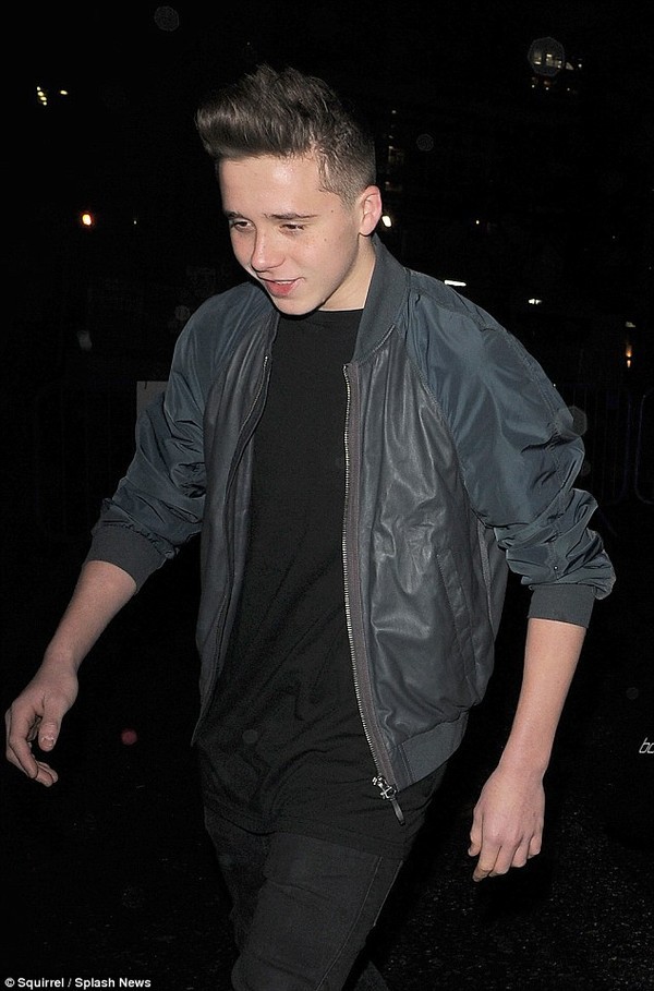 Brooklyn Beckham vui vẻ đi chơi đ&ecirc;m với bạn g&aacute;i lạ mặt 3