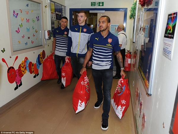 Sao Arsenal hóa "Ông già Noel" đi tặng quà trẻ em tại bệnh viện 8