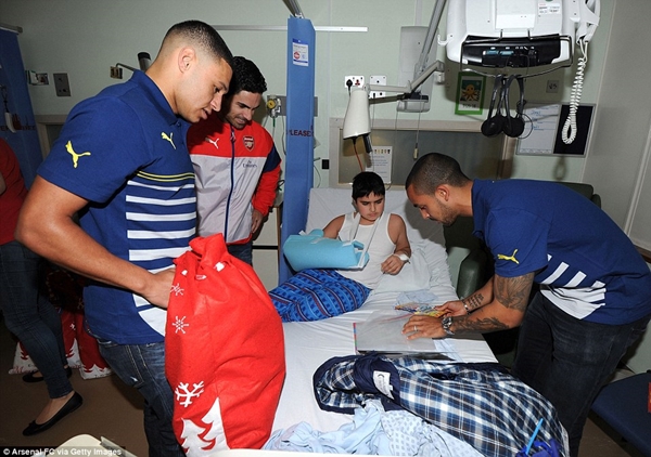 Sao Arsenal hóa "Ông già Noel" đi tặng quà trẻ em tại bệnh viện 9