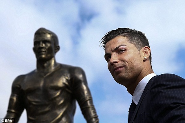 Ronaldo tức tốc "về quê" ra mắt tượng đồng CR7 khổng lồ 3
