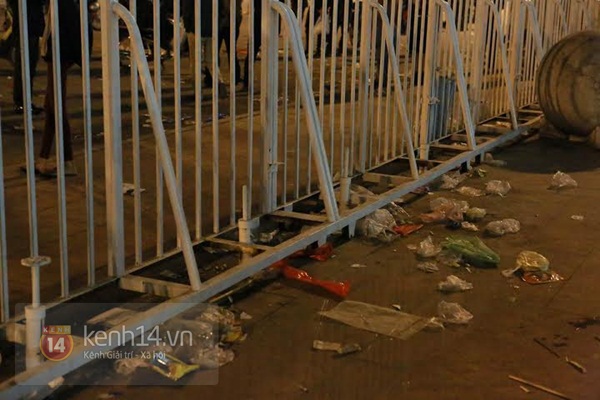 Mỹ Đình hóa "bãi rác" khổng lồ sau trận thua của ĐT Việt Nam 7