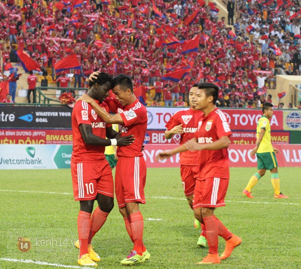 Đông Nhi, Noo Phước Thịnh "đốt cháy" lễ khai mạc V-League 2015  12