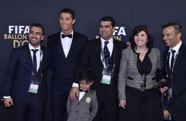Tránh mặt mẹ Ronaldo, Irina Shayk không đến Gala trao giải QBV? 1