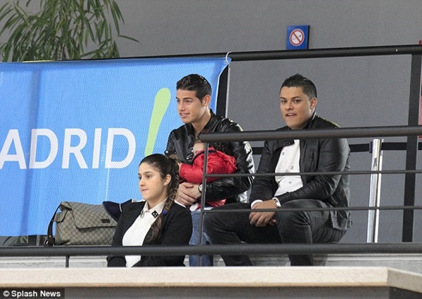 Vợ James Rodriguez đẹp lạ tr&ecirc;n s&acirc;n b&oacute;ng chuyền trong trận ra mắt Real Madrid 1