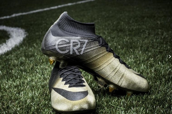 Nike "tặng" Ronaldo siêu phẩm giày đính kim cương  1