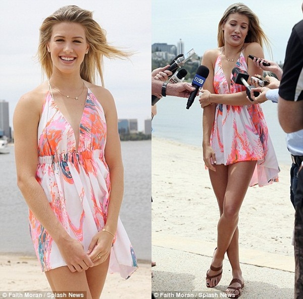 Hot girl banh nỉ Eugenie Bouchard "tự sướng" nhí nhảnh bên bờ sông 4