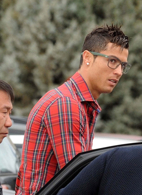 Ronaldo diện đồ trẻ trung đi đón con trai 2