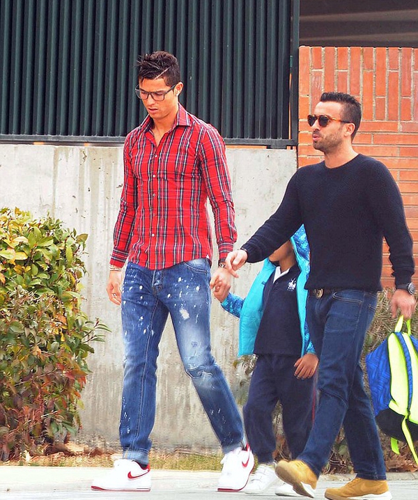 Ronaldo diện đồ trẻ trung đi đón con trai 3