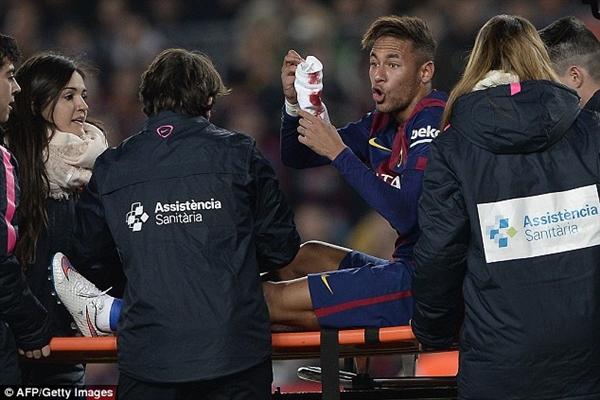 Chân phải rướm máu, Neymar vẫn tung hoành trong chiến thắng của Barcelona 3