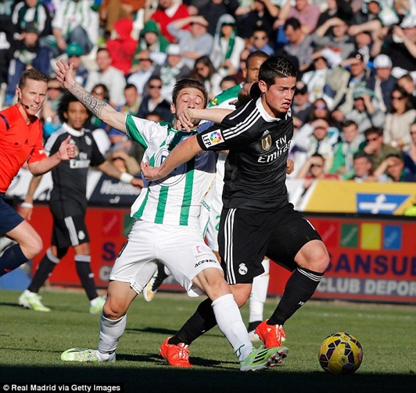 Vợ James Rodriguez đẹp lạ tr&ecirc;n s&acirc;n b&oacute;ng chuyền trong trận ra mắt Real Madrid 4