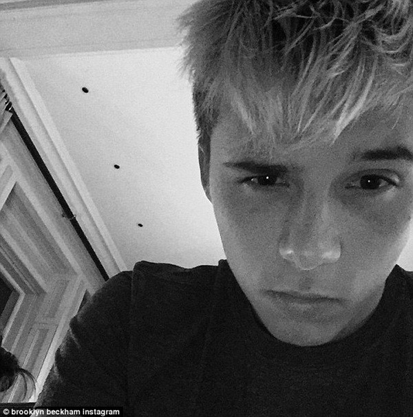 Brooklyn Beckham g&acirc;y sốt với m&aacute;i t&oacute;c v&agrave;ng ch&oacute;e 1
