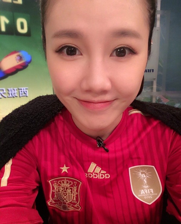 Cuộc sống của MC xinh đẹp từng gây sốt vì "đoán đâu trật đấy" tại World Cup 2014 1