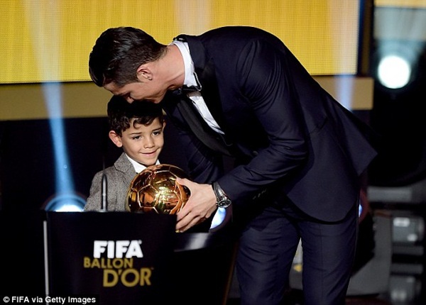 Ronaldo và những giây phút tình cảm bên con trai bé bỏng 1