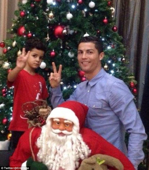Ronaldo và những giây phút tình cảm bên con trai bé bỏng 16