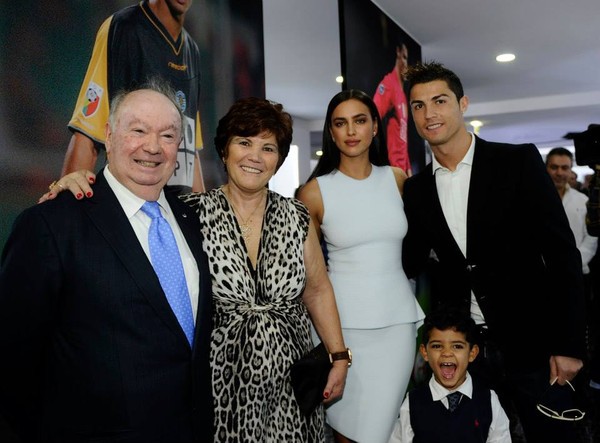 Ronaldo và những giây phút tình cảm bên con trai bé bỏng 12