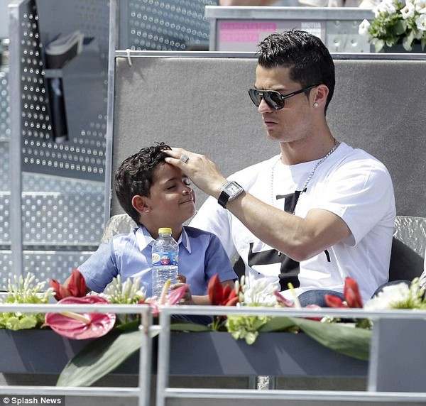 Ronaldo và những giây phút tình cảm bên con trai bé bỏng 20