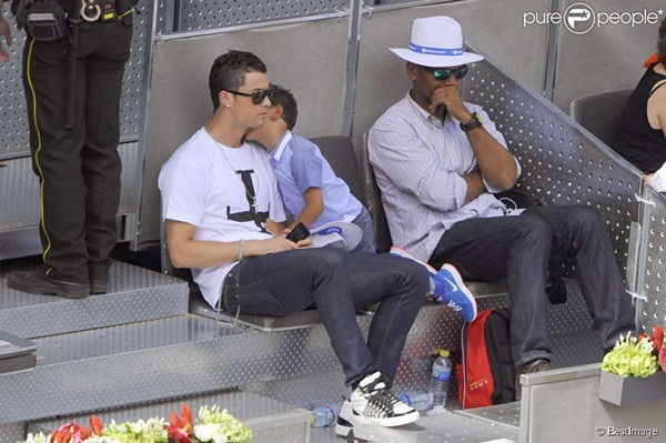 Ronaldo và những giây phút tình cảm bên con trai bé bỏng 22