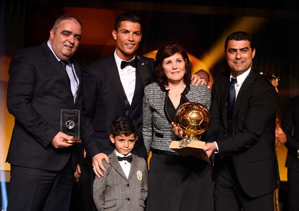 Ronaldo và những giây phút tình cảm bên con trai bé bỏng 3