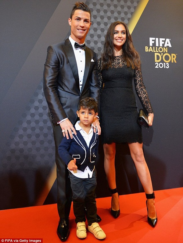 Ronaldo và những giây phút tình cảm bên con trai bé bỏng 4