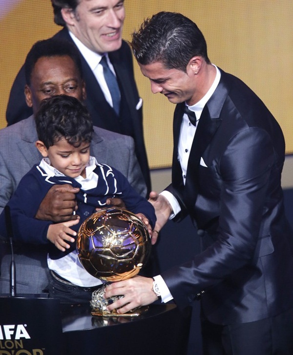Ronaldo và những giây phút tình cảm bên con trai bé bỏng 5