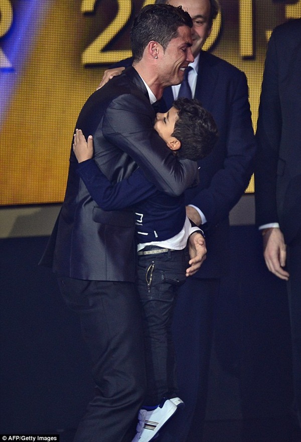 Ronaldo và những giây phút tình cảm bên con trai bé bỏng 6