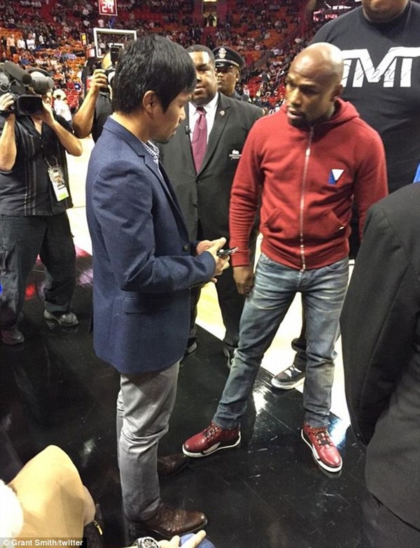 Floyd Mayweather không hẹn mà gặp Manny Pacquiao tại sân bóng rổ 1