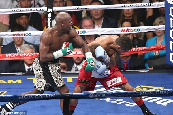 Floyd Mayweather không hẹn mà gặp Manny Pacquiao tại sân bóng rổ 10