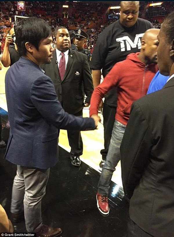 Floyd Mayweather không hẹn mà gặp Manny Pacquiao tại sân bóng rổ 3