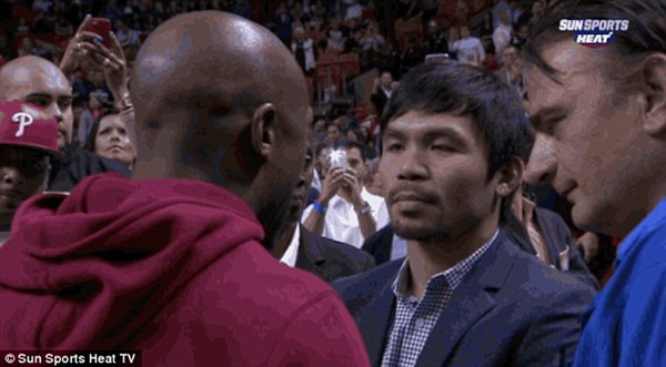 Floyd Mayweather không hẹn mà gặp Manny Pacquiao tại sân bóng rổ 7