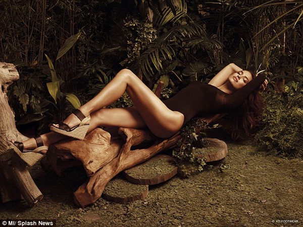 Irina Shayk khoe chân dài miên man trong quảng cáo mới  3