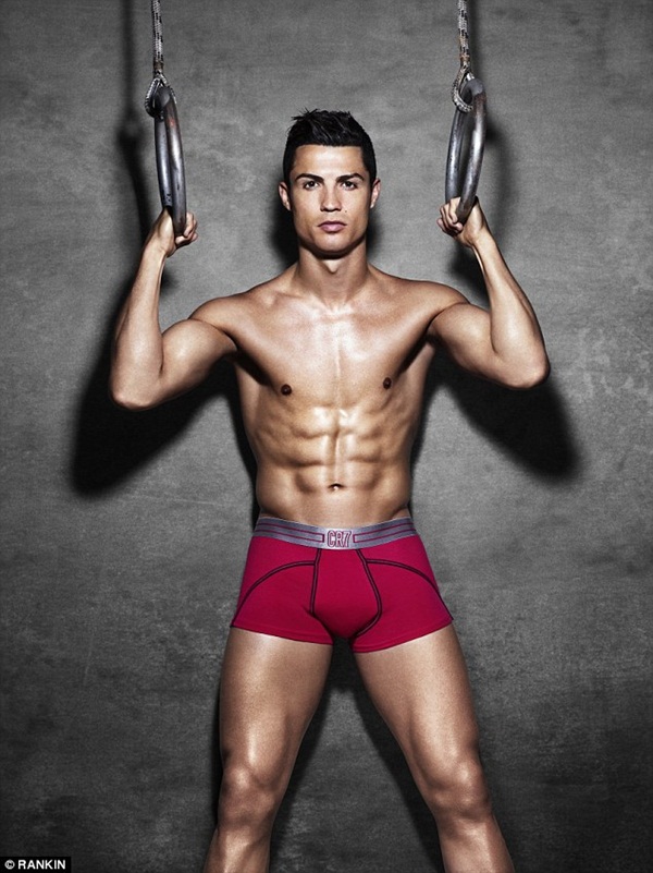 Bị cấm thi đấu, Ronaldo tranh thủ khoe... quần l&oacute;t mới 2