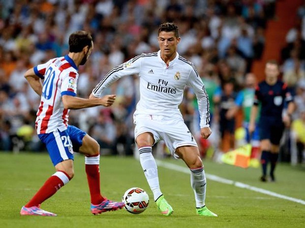 Bị cấm thi đấu, Ronaldo tranh thủ khoe... quần l&oacute;t mới 5