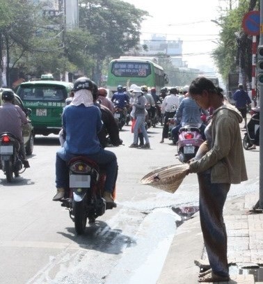 Bà bầu ăn xin, ba năm chưa… đẻ 1