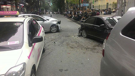 Xe điên gây tai nạn liên hoàn khủng khiếp giữa trung tâm Hà Nội 6
