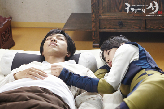 Lee Seung Gi âu yếm ngắm Suzy ngủ 1